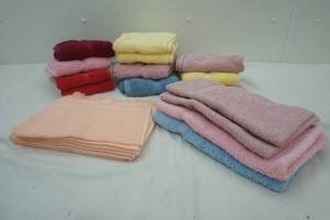 lot 198 image: New and Like New Hand towels