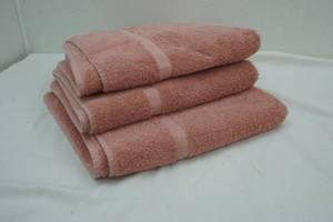 lot 200 image: 3 Like New Bathroom Towels coral color 24x48