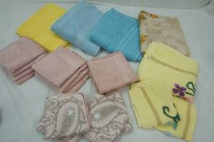 lot 203 image: Variety Bath towel and Washcloth Lot New and Like New
