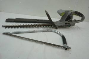 lot 239 image: Earthwise electric hedge trimmer 2.8 AMP and bow saw