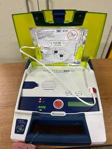 lot 9 image: MSRP $1600 Cardiac Science&nbspR9300E-801 PowerHEART AED G3&nbspEmergency Defibrillator&nbspWBattery & 219 Pads - Good Working Condition - Battery & Pads Needs To Be Replaced