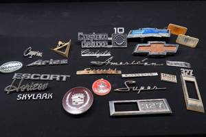 ASSORETED VINTAGE CAR EMBLEMS AND LIGHTS