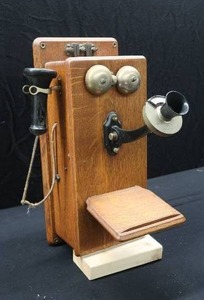 ANTIQUE  VINTAGE HAND CRANK TELEPHONE