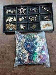 Lot Of Vintage Brooches, Rings & Bag Of Assorted Jewelry