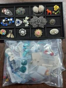 Lot Of Vintage Brooches & Bag Of Assorted