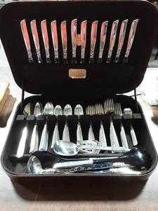 Flatware & Chest South Seas Pattern Service For 12 And Serving Pieces