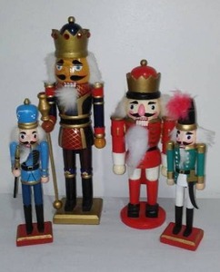 Traditional  Christmas Nutcrackers (4).