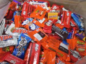 lot 25 image: 15 lbs Assorted Candy in date...
