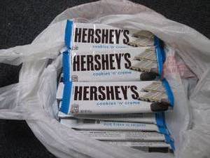lot 69 image: 12 Hersheys Cookies n Crme Bar...