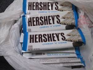 lot 70 image: 12 Hersheys Cookies n Crme Bar...