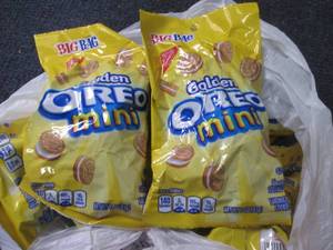 lot 91 image: 12- 3 oz Oreos Golden Minis...