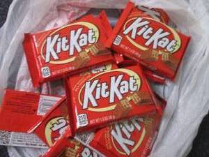 lot 106 image: 12- 1.5 oz KitKats...