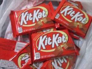 lot 107 image: 12- 1.5 oz KitKats...