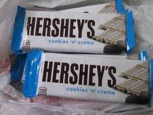 lot 108 image: 12 Hersheys Cookies n Crme Bar...