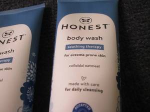 lot 152 image: 6- 8 oz Honest Soothing Therapy Bod...