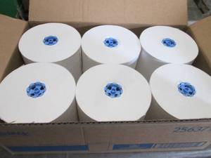 lot 509 image: Kleenex Hard Roll Paper Towels (2...