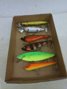 lot 102 image: Set of 6 Fishing Lures in Assorted Colors