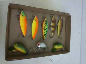 lot 104 image: Box of 8 Vintage Fishing Lures - Colorful Designs