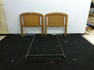 lot 419 image: Twin sized bed with headboard and footboard