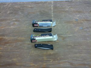lot 483 image: Set of 2 Schrade Lightweight Folding Knives with Original Packaging