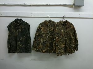 lot 551 image: Lot of 2 Camouflage Jackets and a Vest - Mossy Oak and Browning Brands