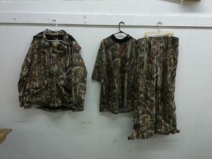lot 552 image: Mens Camo Hunting Apparel Set - Size 2XL