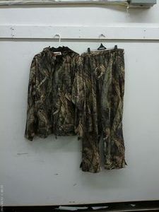 lot 554 image: Hush Hide Camo Hunting Suit - Size Small