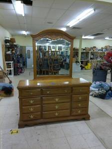 lot 376 image: Oak Bed and Dresser with Mirror and Seven Drawers