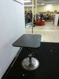 lot 393 image: Adjustable Height Dog Grooming Table