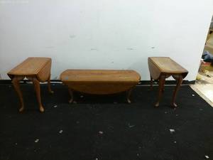 lot 399 image: Set of 3 Oak Nesting Tables with Elegant Legs