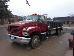 lot 1 image: 1998 GMC 5500 Flatbed Truck - 16ft bed with Tommy Gate