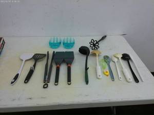lot 304 image: Assorted Kitchen Utensils Set with Serving Tools