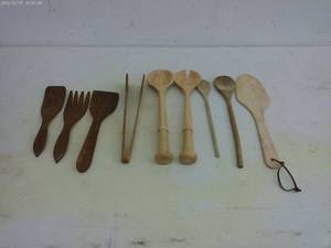 lot 312 image: Set of 10 Wooden Kitchen Utensils and Tongs