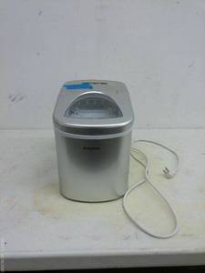lot 349 image: Igloo ICE108 Portable Electronic Ice Maker