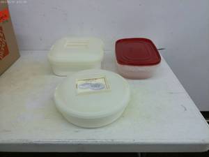 lot 370 image: Set of 3 Portable Food Storage Containers with Lids