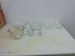 lot 371 image: Lot of Assorted Glass and Ceramic Kitchenware