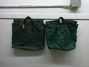 lot 606 image: Set of 2 Green Utility Bags with Mesh Compartments