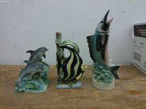 lot 610 image: Collection of 3 Decorative Ocean-Themed Figurines - Dolphins and Fish