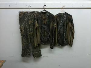 lot 589 image: Mossy Oak Camo Hunting Outfit Long Sleeve Shirt and Pants, Size LG