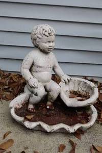 lot 34 image: Lawn & Garden Statue Concrete Cherub in Birdbath Feeder