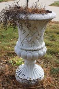 lot 45 image: Lawn and Garden Patio Flower Pot Pedestal Urn Planter