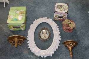 lot 71 image: Vintage Victorian Wall Tabltop Home Decor Etc.