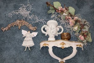 lot 73 image: Vintage Victorian Tabletop Wall Decor