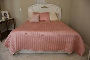 lot 4 image: Queen Coverlet Machine Quilted Silky Satin Pink Tea-rose Chelsea Modern Floral wCoordinating Skirting and Accent Pillows