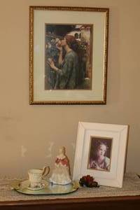 lot 8 image: Vintage Victorian Wall And Table Decor