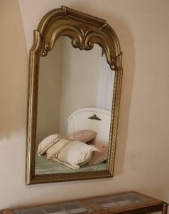 lot 9 image: Beautiful Large Accent Venetian-Style Wall Mirror