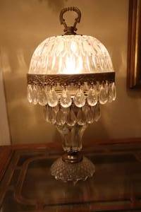lot 18 image: Vintage Victorian-Style Crystal Accent Table Lamp Light