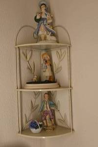 lot 20 image: Vintage Victorian-Style Wall Accents Decor Three-Tier Metal Corner Shelf w Figurines