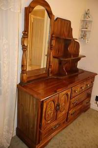 lot 22 image: Vintage Victorian-Style Two-Piece Butler Dressing Mirror Storage Chest of Drawers Display Shelves Dresser