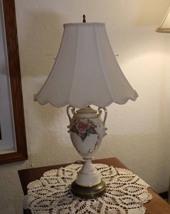 lot 121 image: Vintage Capodimonte Table Lamp and Doilie...